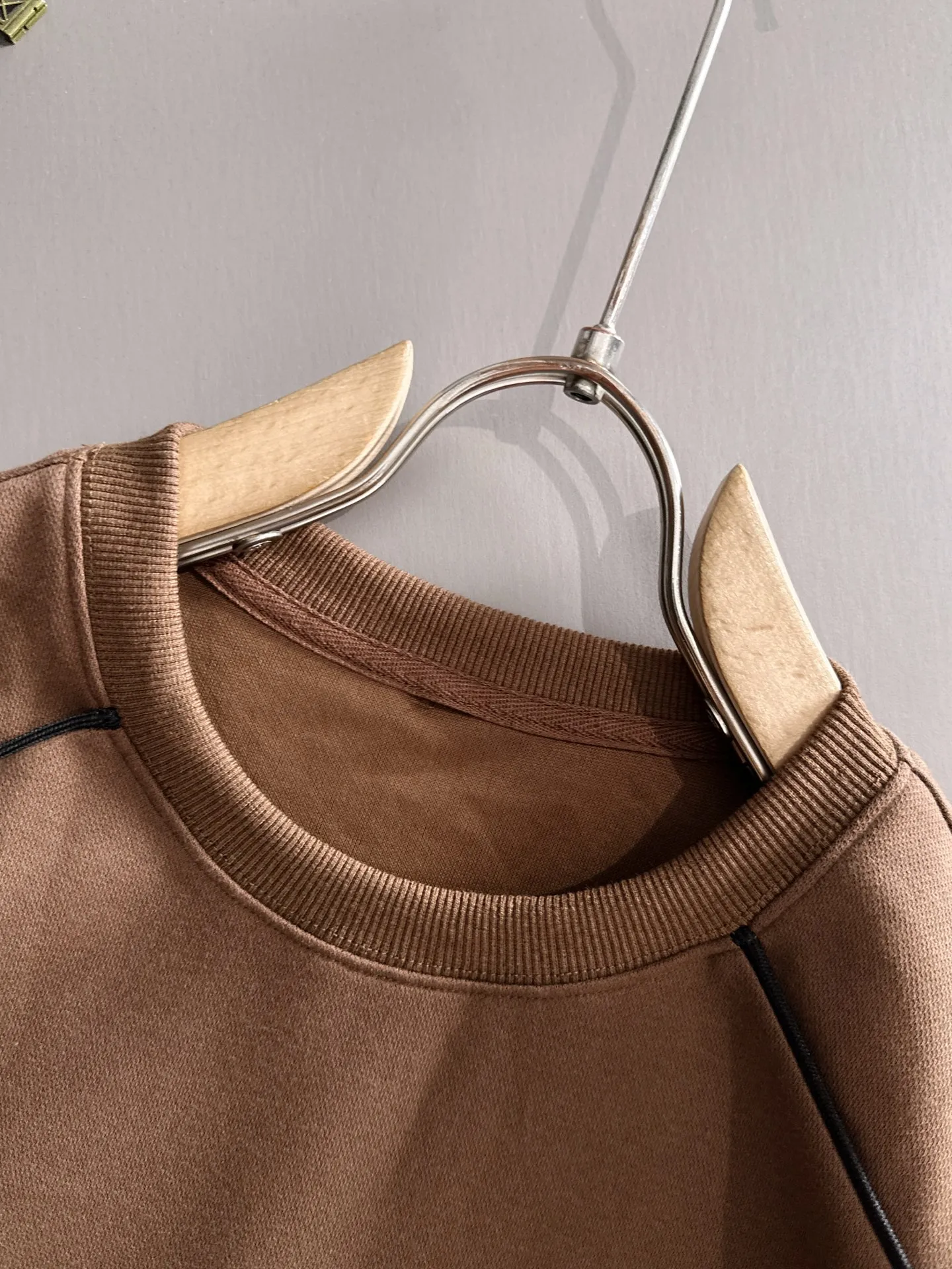 P360 Big Goose is the exclusive first release of 25ss new autumn and winter round neck long-sleeved sweatshirts for men and women. Many celebrities share the same style. Craftsmanship that cannot be copied by ordinary small workshops. We are not afraid of any challenges in terms of materials, detail restoration and craftsmanship, just to provide you with wonderful products. Compare the top original versions at will. No expense is spared just to do better. Unique imported fabric feel. Purely imported German machine production. Precision operation. Thousands of needles density. Full set of new accessories with three standards for simultaneous customization. The upper body is versatile and fashionable. A perfect choice for autumn and winter. A must-have item. Size chart: m-4XL (Please state your height and weight when placing an order.